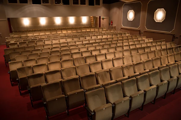 Assentos em um teatro vazio — Fotografia de Stock