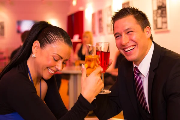 Casal apaixonado desfrutando de bebidas — Fotografia de Stock