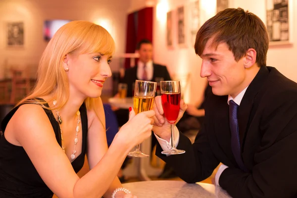 Casal apaixonado desfrutando de bebidas — Fotografia de Stock