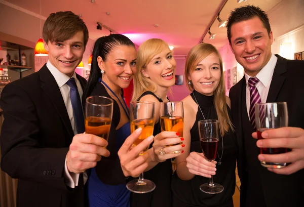 kutlama beş arkadaş grubu