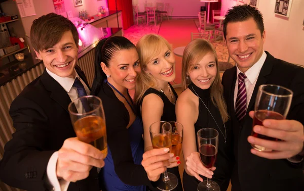 Un grupo de cinco amigos celebrando — Foto de Stock