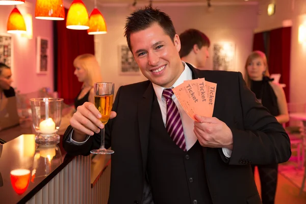 adam bir tiyatro veya sinema biletleri sunulması