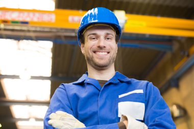 Vinç poz inşaat işçisi