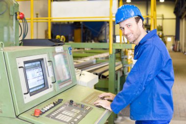 çalışan bir makine inşaat işçisi