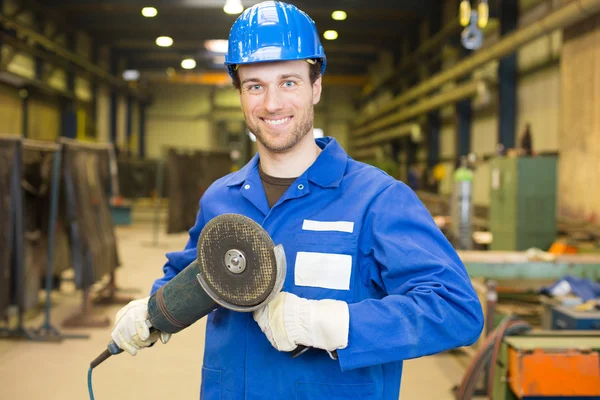 İnşaat işçisi ile açı değirmeni