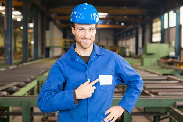 Obrero de la construcción en sala de montaje — Foto de Stock