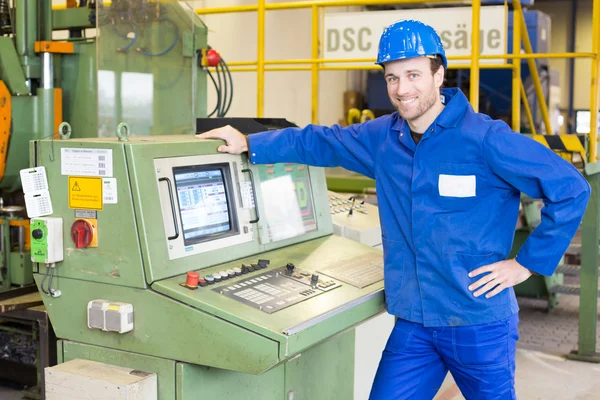 çalışan bir makine inşaat işçisi