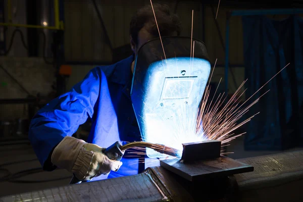 与头盔焊缝钢焊接工人 — 图库照片