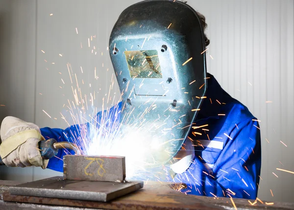 Man welding steel creating many sparks — Stock Photo, Image