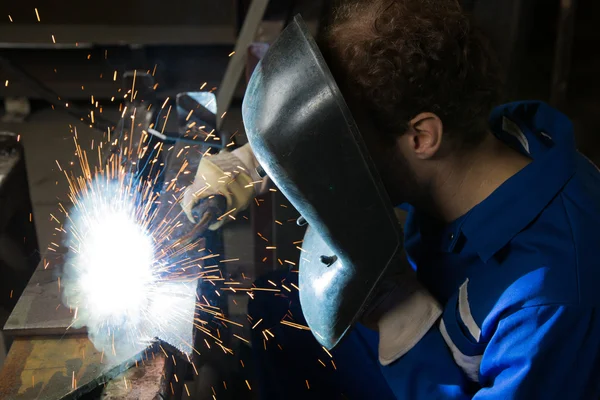 Man welding steel creating many sparks — Stock Photo, Image