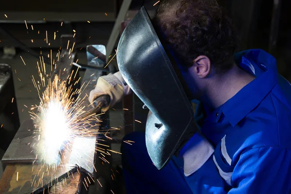 Saldatura uomo acciaio creando molte scintille — Foto Stock