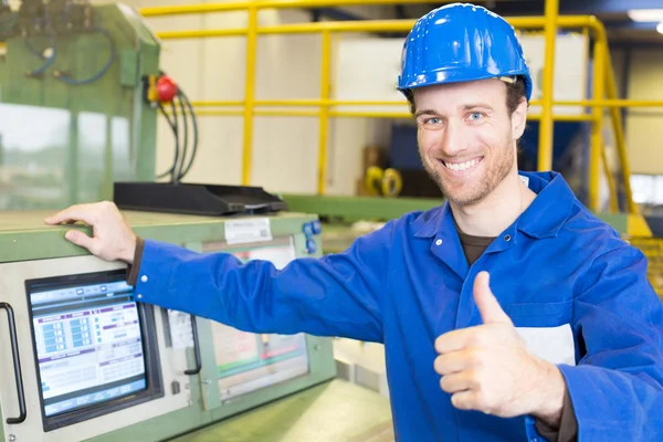 Bauarbeiter bedient eine Maschine — Stockfoto