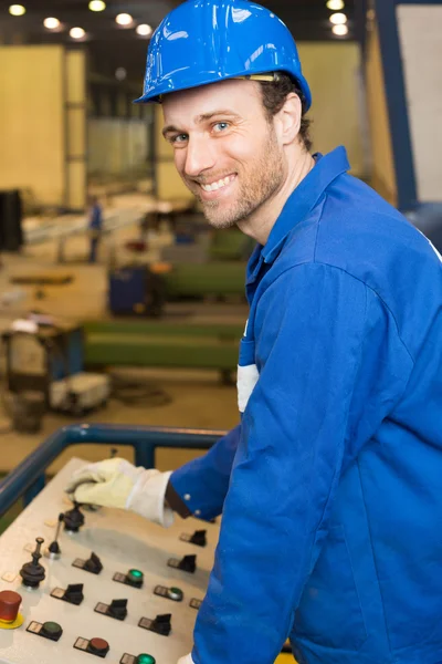 Trabajador de construcción operando una máquina — Foto de Stock