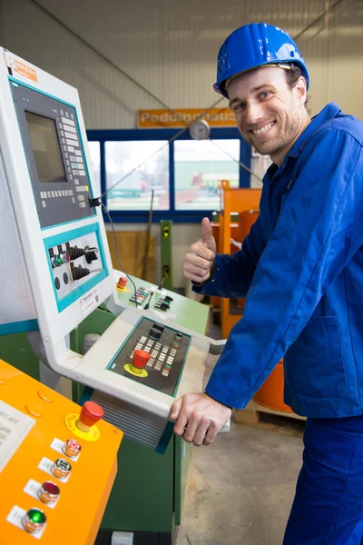 Trabajador de construcción operando una máquina — Foto de Stock