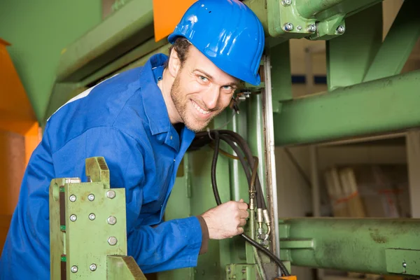 Engineer repairing a machine — Stock Photo, Image