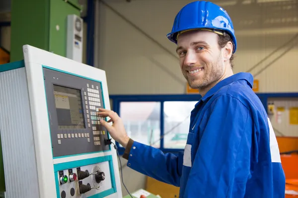 çalışan bir makine inşaat işçisi