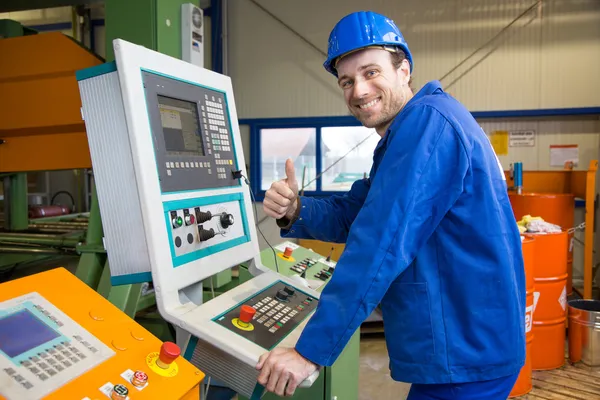 Construction worker operating a machine — Stock Photo, Image