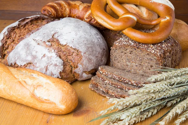 Diferentes tipos de pan y productos de panadería — Foto de Stock