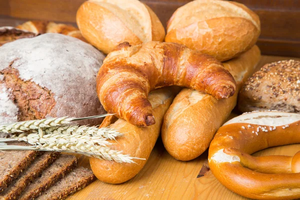 Different types of bread and bakery products — Stock Photo, Image