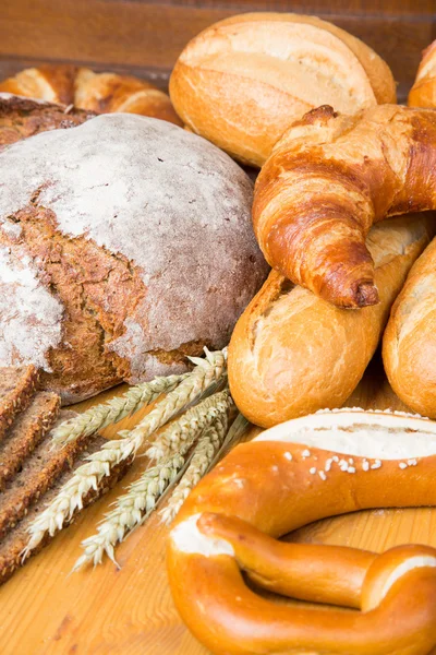 Verschiedene Arten von Brot und Backwaren — Stockfoto