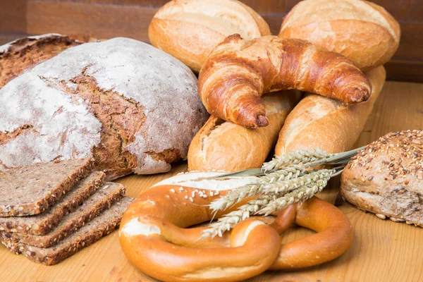 Different types of bread and bakery products — Stock Photo, Image