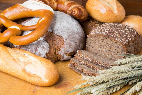 Olika typer av bröd och bageri produkter — Stockfoto