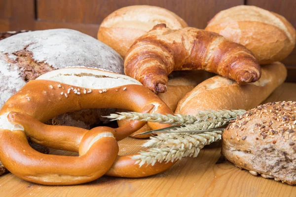 Different types of bread and bakery products — Stock Photo, Image