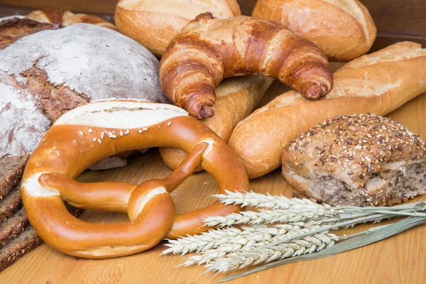 Verschiedene Arten von Brot und Backwaren — Stockfoto