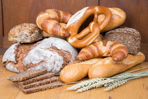 Different types of bread and bakery products — Stock Photo, Image