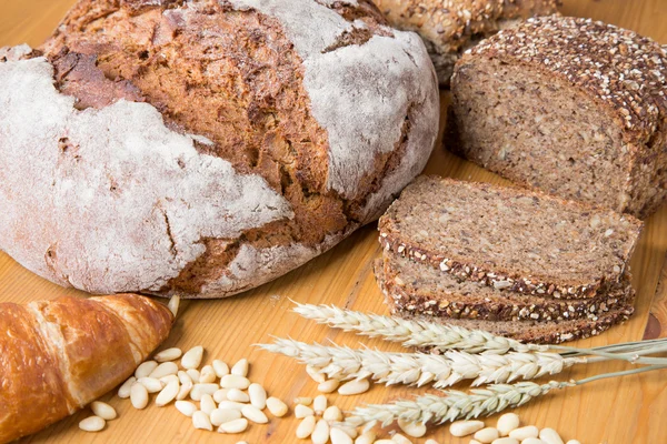 Diferentes tipos de pan y productos de panadería — Foto de Stock