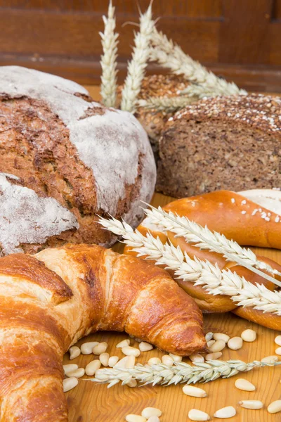 Különböző típusú kenyér és sütőipari termékek — Stock Fotó