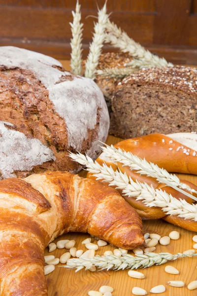 Verschiedene Arten von Brot und Backwaren — Stockfoto