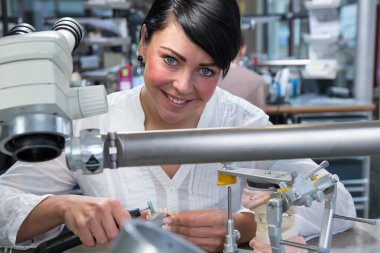 teknisyeni, mikroskop altında diş laboratuarı veya atölye çalışma
