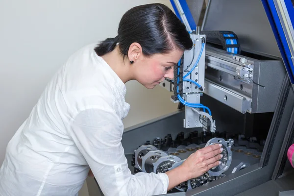 Technicus in een tandheelkundige lab werken bij een boren of frezen machine — Stockfoto