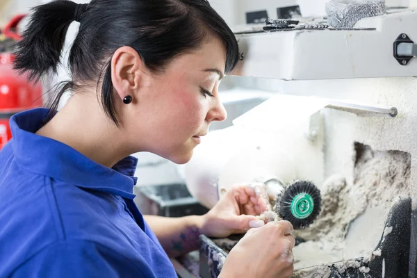 Dental technician polishing a prosthesis — Stock Photo, Image