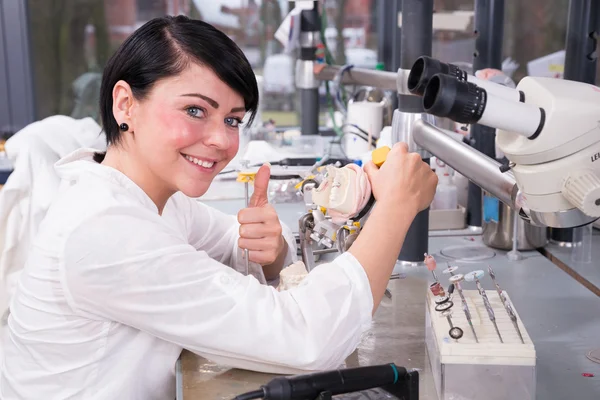 Un technicien dentaire travaillant sur un moule dans un laboratoire — Photo