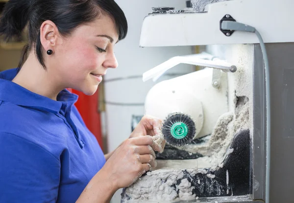 Dental technician polishing a prosthesis — Stock Photo, Image