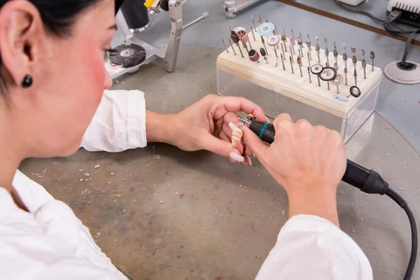 Techniker bei der Arbeit in einem Dentallabor oder einer Werkstatt, die eine Prothese herstellt — Stockfoto