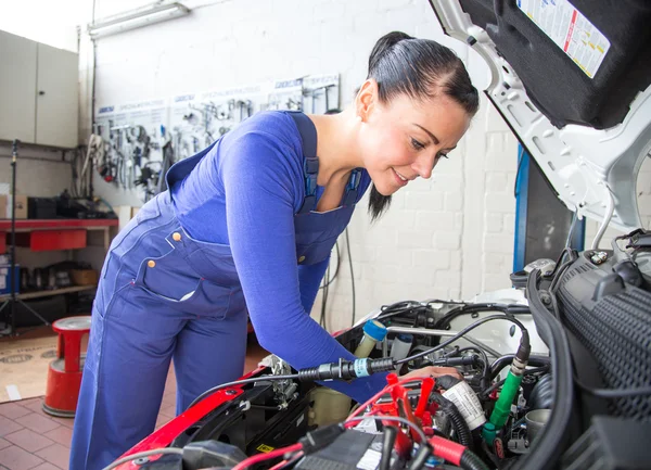 Bilmekaniker reparera en bil — Stockfoto