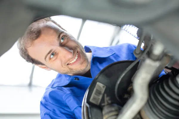 Car mechanic repairs the brakes — Stock Photo, Image