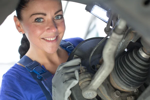 Car mechanic repairs the brakes — Stock Photo, Image