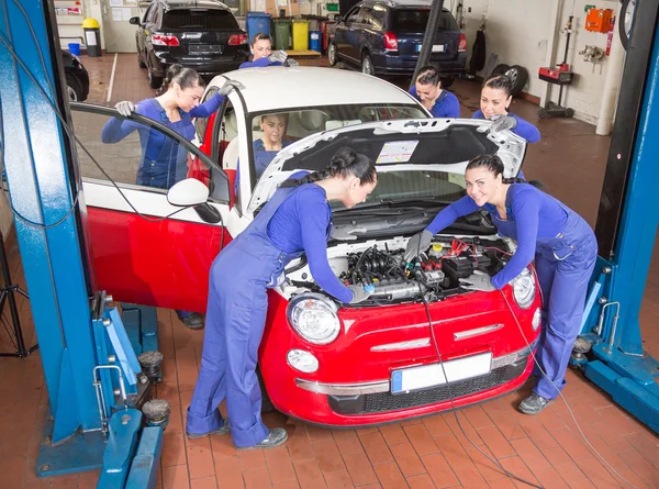 Meerdere auto mechanica herstellen van een auto in de garage — Stockfoto
