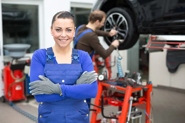 Meccanica donna in piedi in un garage — Foto Stock