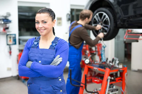 Meccanica donna in piedi in un garage — Foto Stock