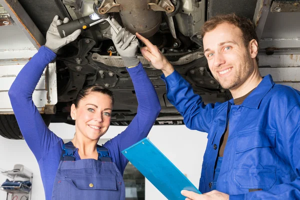 Herstellen van een auto op hydraulische oprit mechanica — Stockfoto