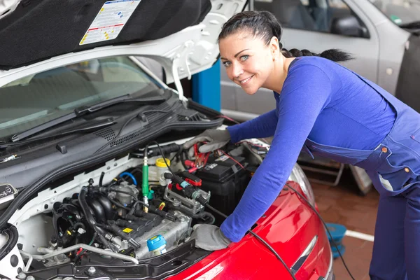 Mechanic repairing a car in a workshop or garage — Stock Photo, Image