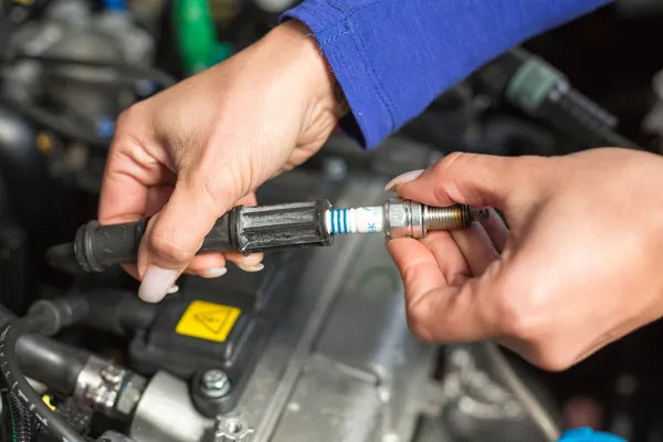 Car mechatronic technician spark plugs — Stock Photo, Image