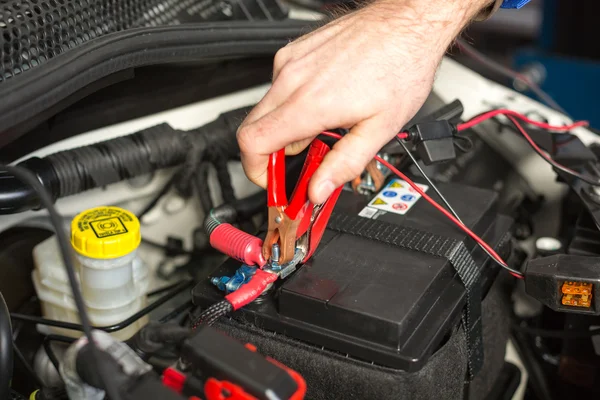 Car mechanic changing the battery — Stock Photo, Image