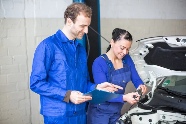 Mecânica do carro reparando a eletricidade — Fotografia de Stock