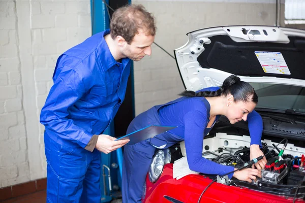 Car mechanics repairing the electrics — Stock Photo, Image